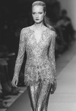 Pierre Balmain, fall/winter 2000-01 haute couture collection: fringed transparent top over silver metallic pants designed by Oscar de la Renta. © AFP/CORBIS.