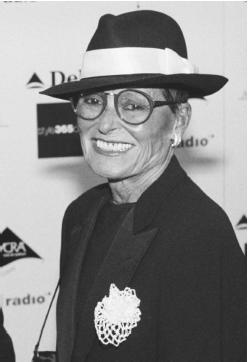 Liz Claiborne in 2000, at the Council of Fashion Designers of America awards. © AP/Wide World Photos.