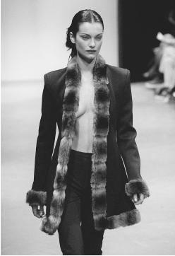 Mark Eisen, fall 1997 collection: stretch jacket with a faux fur collar and wide leg pants. © AP/Wide World Photos.