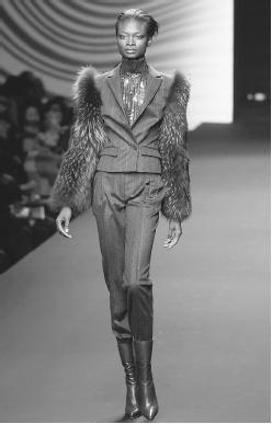 Erreuno SCM SpA, fall/winter 2001-02 collection: suit with fox fur sleeves. © AP/Wide World Photos.