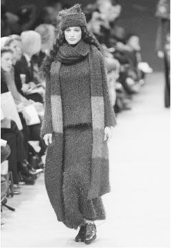 Kenzo, autumn/winter 1999-2000 ready-to-wear collection: wool knit ensemble. © AFP/CORBIS.