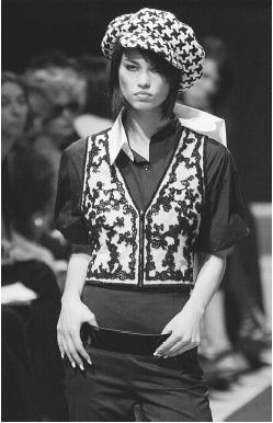 Karl Lagerfeld, fall/winter 2001 ready-to-wear collection. © AP/Wide World Photos.