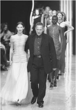 Hervé Léger walking down the catwalk with his models after showing his autumn/winter 1999-2000 ready-to-wear collection. © AFP/CORBIS.