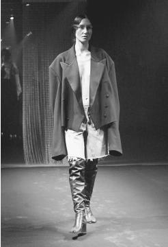 Martin Margiela, fall 2001 collection. © AP/Wide World Photos/Fashion Wire Daily.