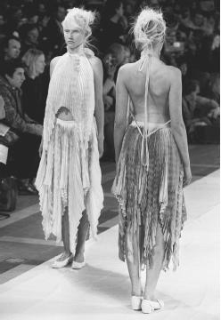 Issey Miyake, spring/summer 2001 ready-to-wear collection. © AFP/CORBIS.