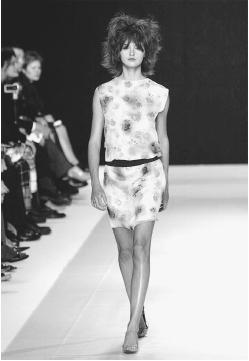 Martine Sitbon, spring 2001 collection. © AP/Wide World Photos/Fashion Wire Daily.