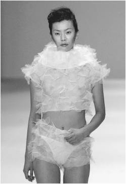 William Tang, fall 2000 collection. © AFP/CORBIS.