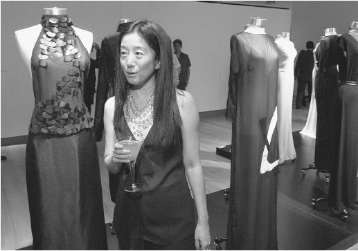 Vera Wang with her gowns for the "China Without Borders" exhibition at Sotheby's in New York, 2001. © AFP/CORBIS.